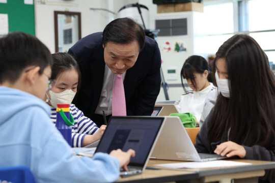 임태희 경기도교육감이 1일 수원 산의초교 하이러닝 수업을 참관했다./사진제공=경기도교육청